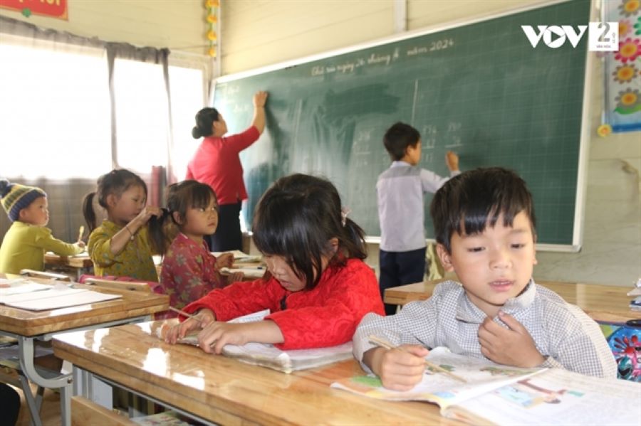 Teachers motivate Muong ethnic group students to embrace education despite tough conditions.