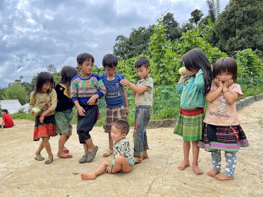 Smiles shine from children in mountainous areas of Vietnam through simple, happy moments