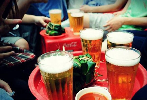 top-vietnamese-drink-bia-hoi-hanoi-paradise-travel