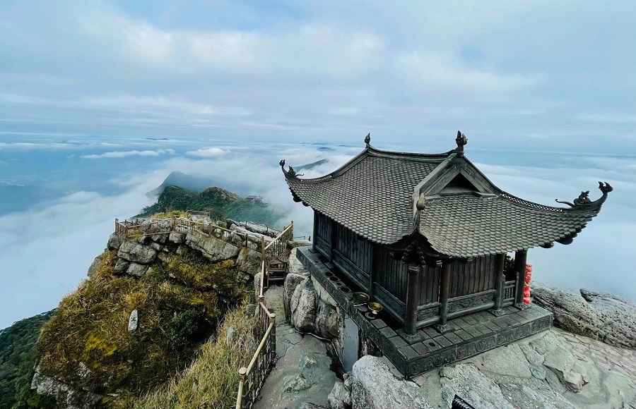 Discover Yen Tu Mountain’s beauty, a sacred escape above the drifting clouds.