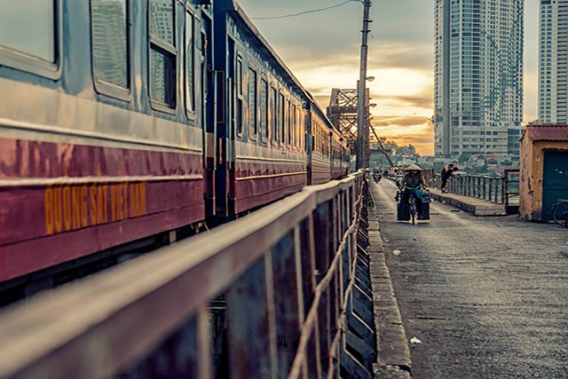 Traveling to Hanoi by train is a good chance for you to admire the scenery and lifestyle across poetic streets
