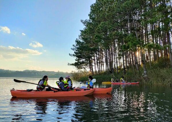 Kayaking on Tuyen Lam Lake