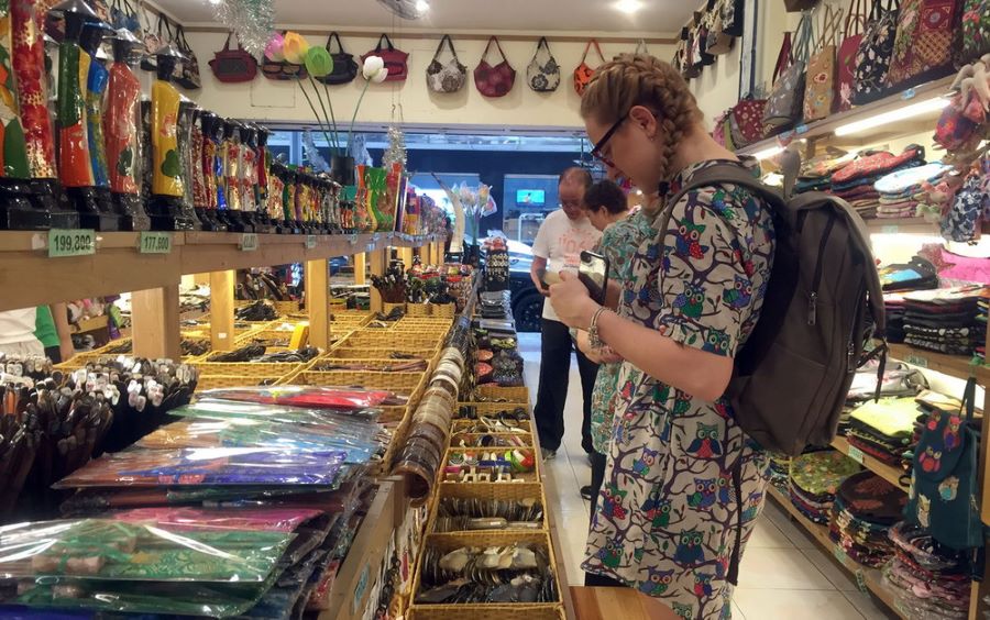 Collecting Vietnamese souvenirs reflects Vietnam customs for travelers embracing local artisan traditions