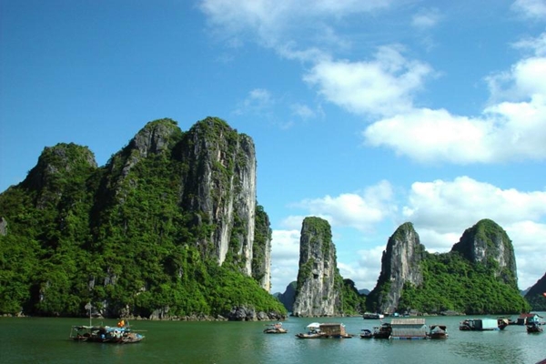 June in Vietnam unveils Ha Long Bay’s beauty, calm seas and sunshine.