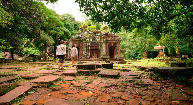 Visitors discovering Wat Phou