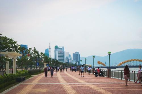 Bach Dang walking street