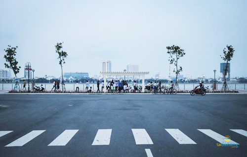 Bach Dang walking street