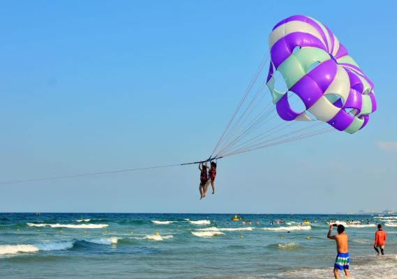 Wonderful parasailing experience in My Khe - Da Nang