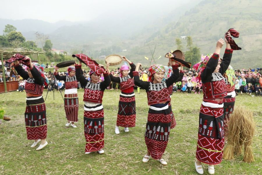 Xa Pho women in their traditional dance and their attire, reflecting Sapa customs and clothing.