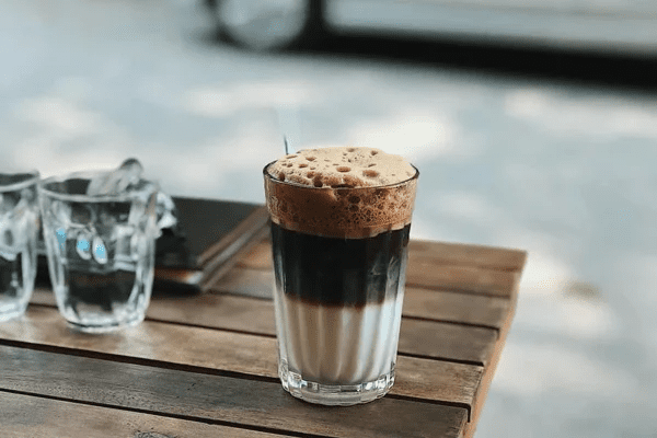 Nowadays, bac xiu is added with fresh milk and heavy cream to increase its creaminess