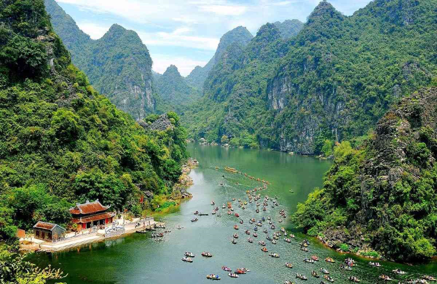 Ninh Binh 2025 Travel Guide highlights Trang An’s serene river cave wonders